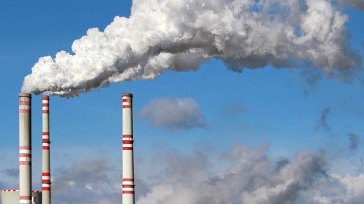 Chimeneas emitiendo gases de efecto invernadero, emisiones sobre las que alerta la ONU.