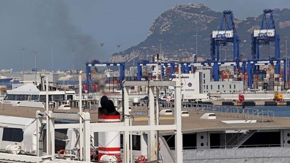 Fallece un motorista al colisionar contra un camión parado en el puerto de Algeciras
