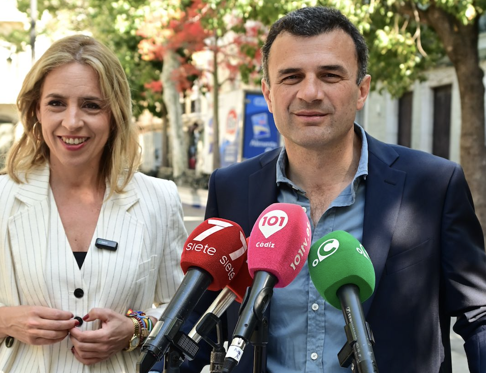 El PP de Cádiz: "Se decide el futuro de la provincia". Almudena Martínez y Bruno García en un acto de campaña.