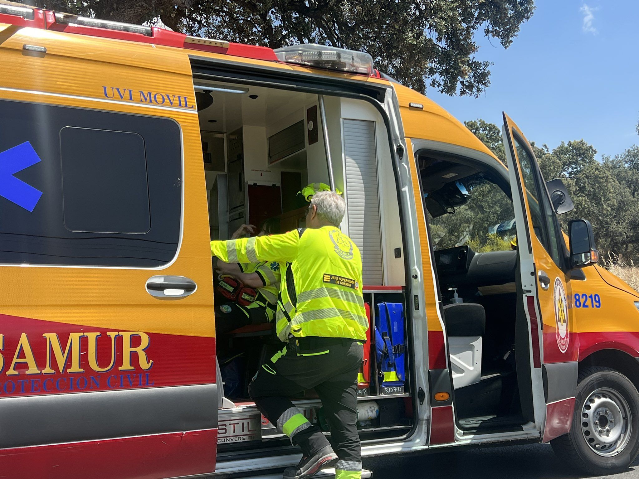 Sanitarios tras atender al hermano de Begoña Villacís.