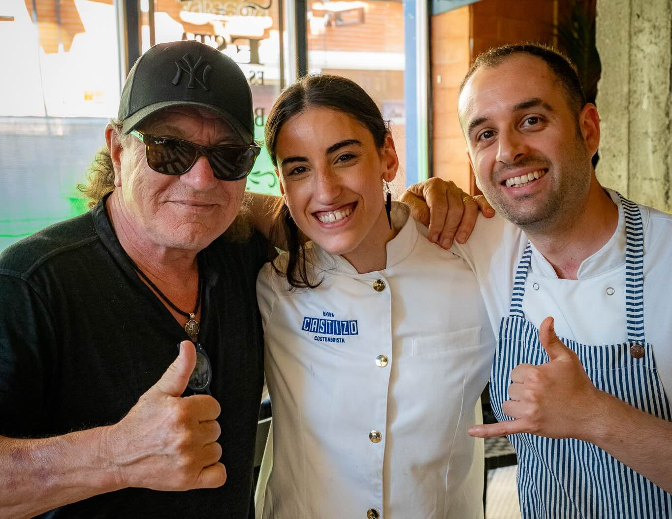 Brian Johnson, legendario vocalista de AC/DC, con parte del equipo de Castizo, en Sevilla.