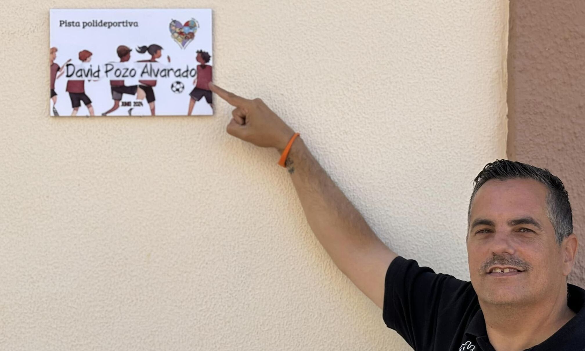 David Pozo Alvarado, con la placa que pone su nombre a la pista del CEIP Luis Vives.