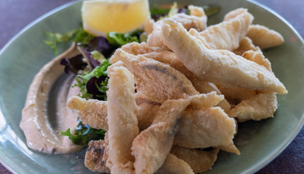 Pescado frito en el local ubicado en Rota.