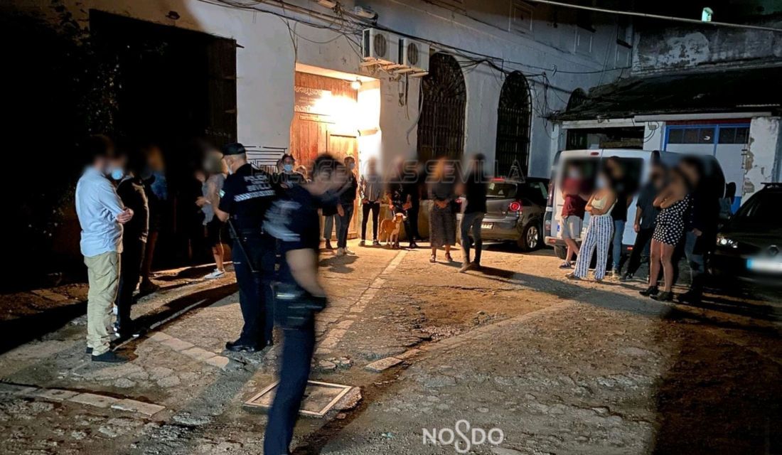 Un momento de la intervención en la citada corrala. FOTO: Emergencias Sevilla