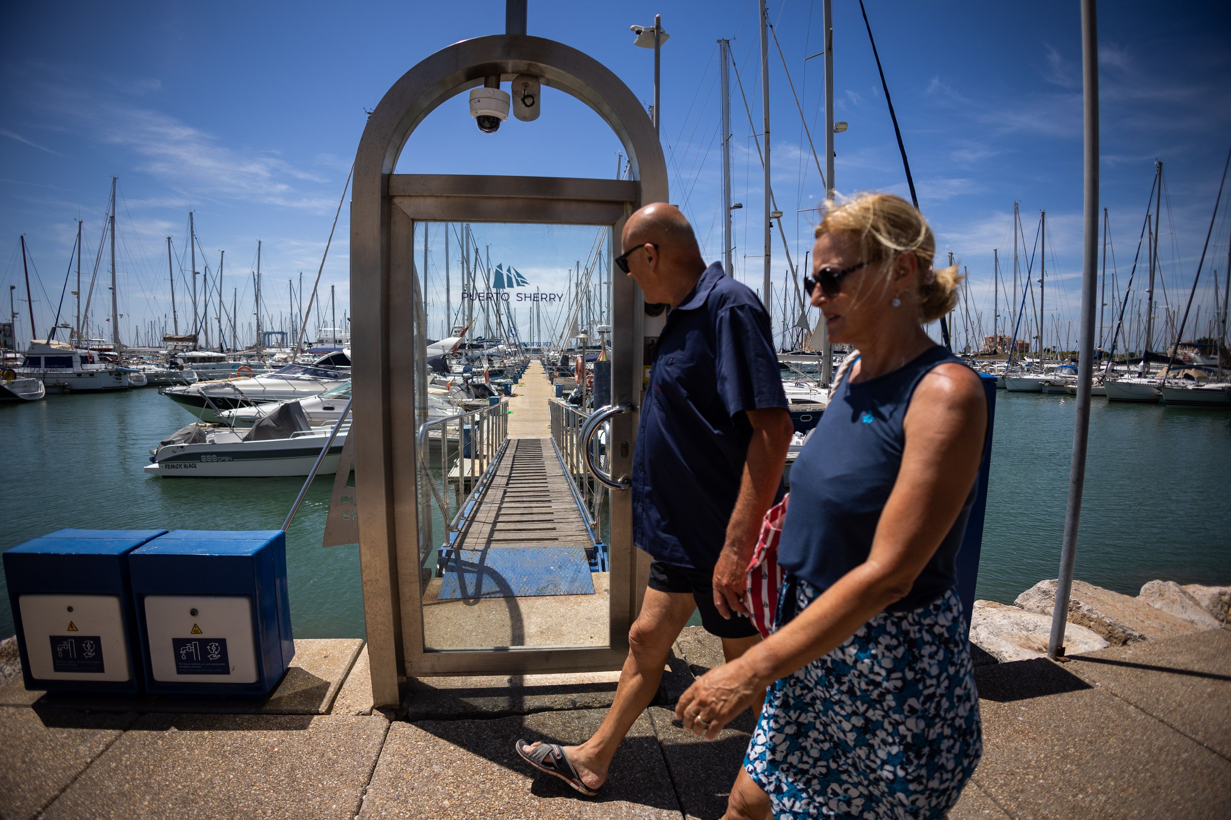 Turistas internacionales paseando por Puerto Sherry en El Puerto.