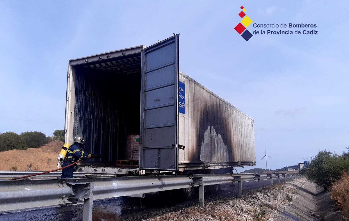 El camión trailer con carga de cobre quemado.