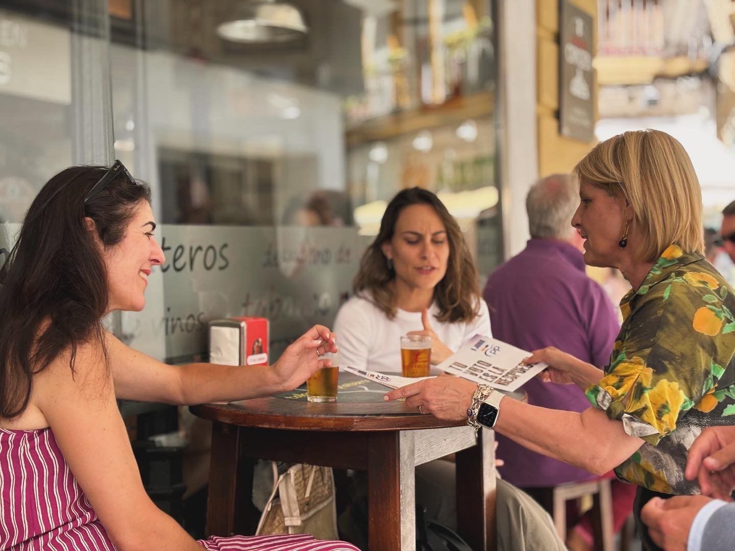 La alcaldesa y presidenta de la FEMP, líder del PP en la ciudad, María José García-Pelayo, en pleno reparto de propaganda electoral de las europeas, estos días en Jerez.