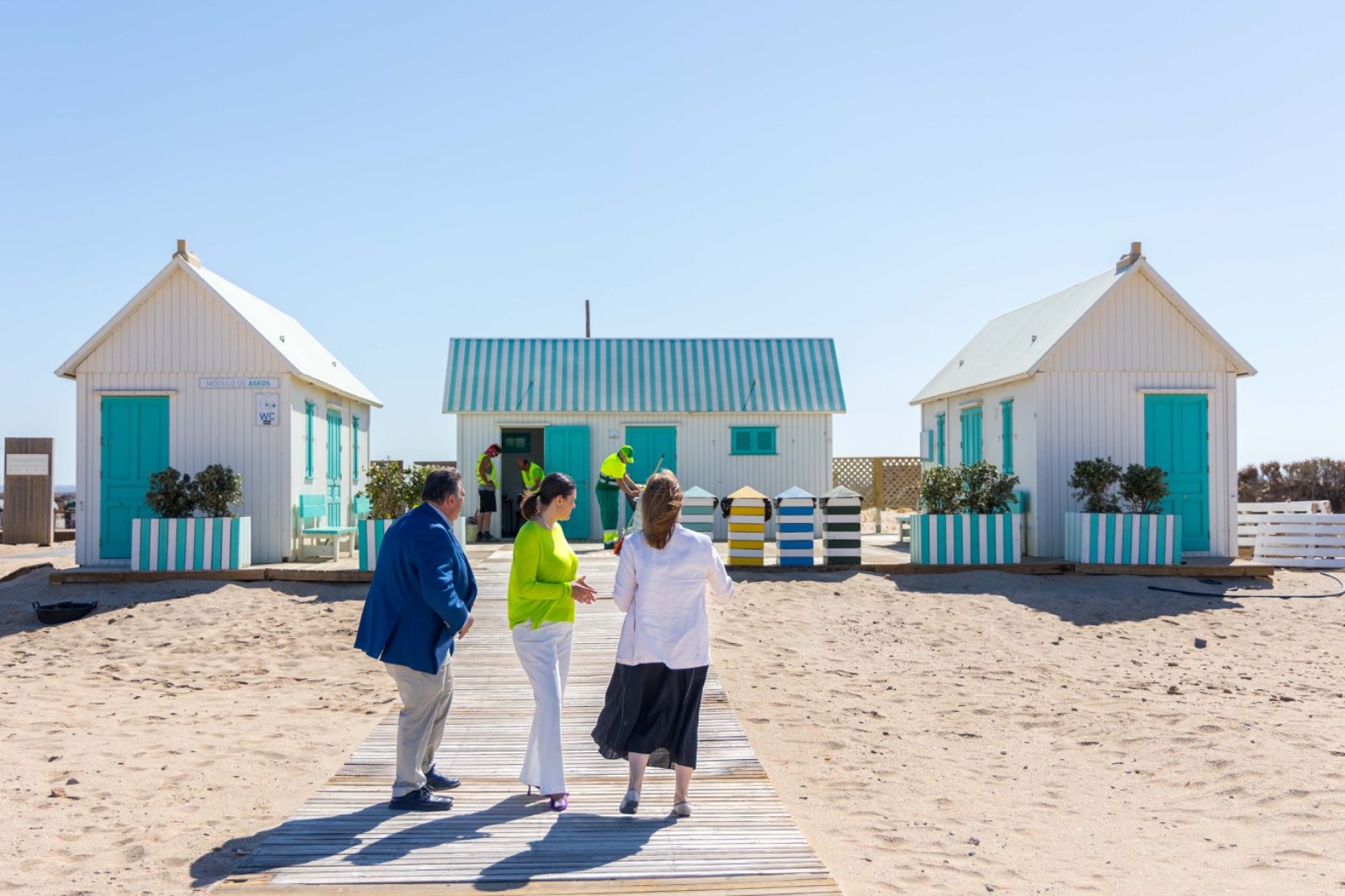 Visita a los módulos instalados en la playa de Camposoto en San Fernando.