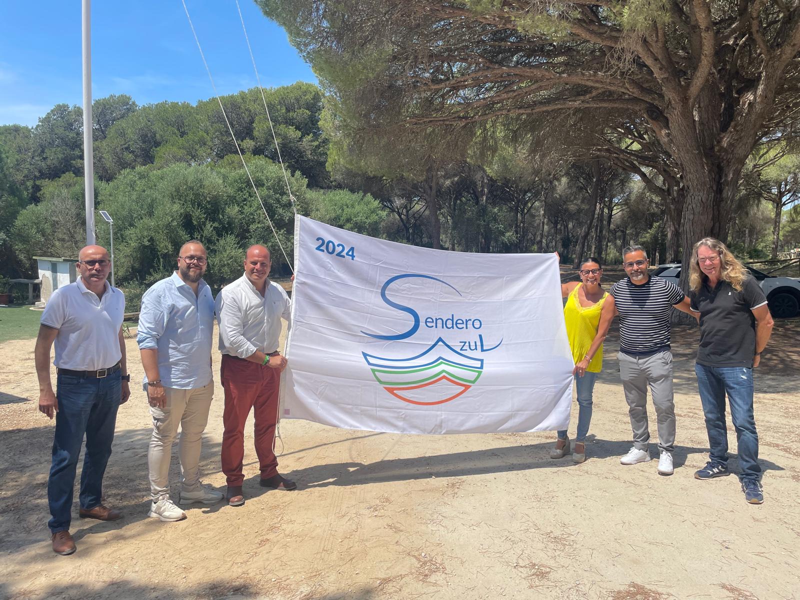 En Barbate una bandera de Sendero Azul en manos del delegados y representantes del Ayuntamiento.