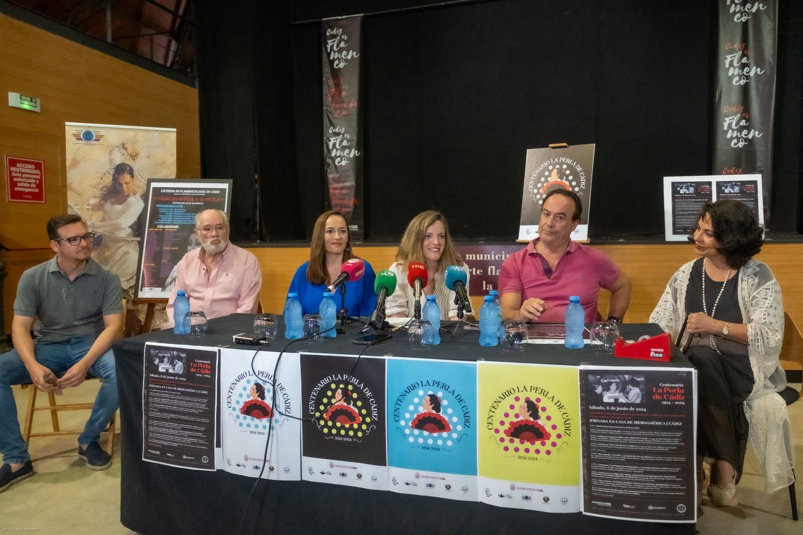Un momento del acto de presentación de las actividades del centenario de La Perla de Cádiz. Un momento del acto de presentación de las actividades del centenario de La Perla de Cádiz.