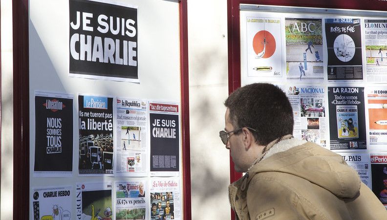 Un ciudadano observa una colección de portadas en apoyo a Charlie Hebdo, en una imagen de archivo.