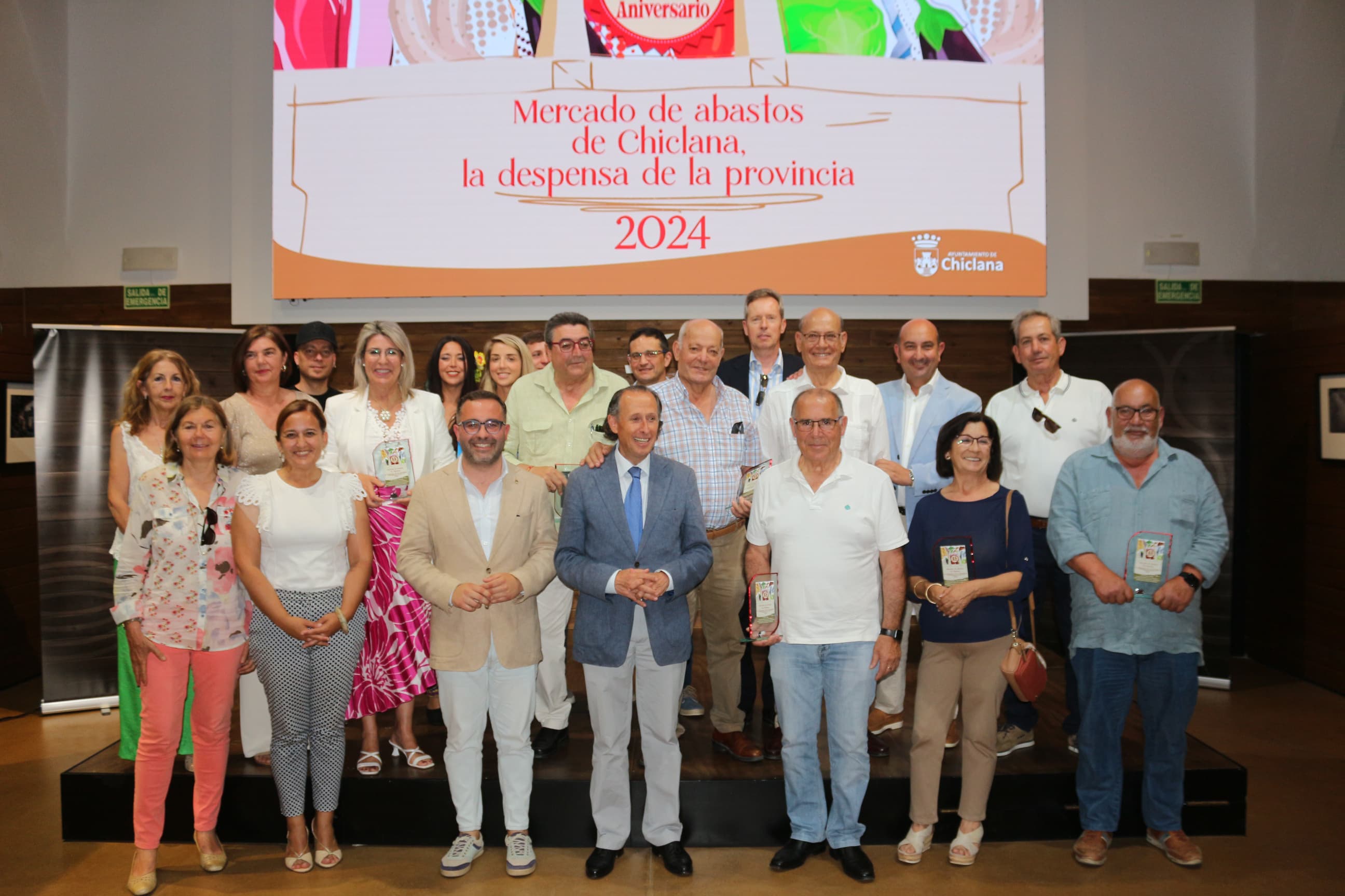 Román junto a los homenajeados por el 15 aniversario del Mercado de Abastos.
