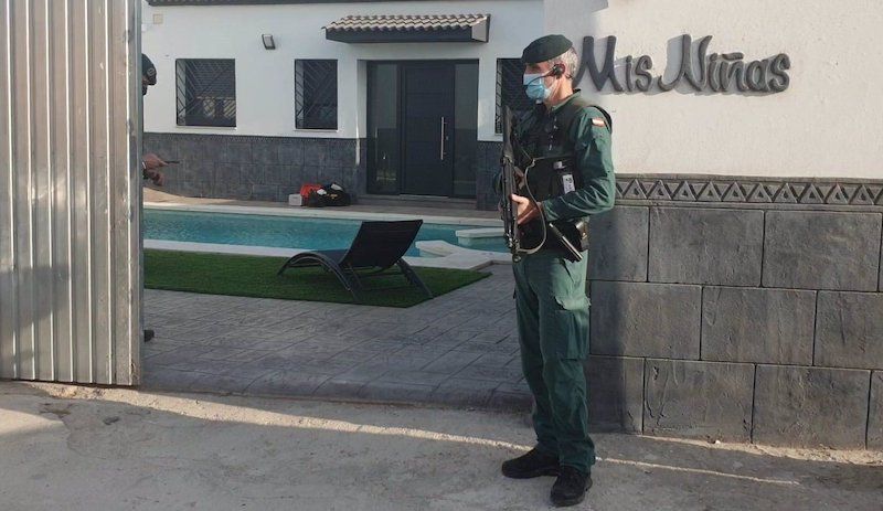 Un agente durante el registro de la vivienda de uno de los hijos de 'El Titi'.