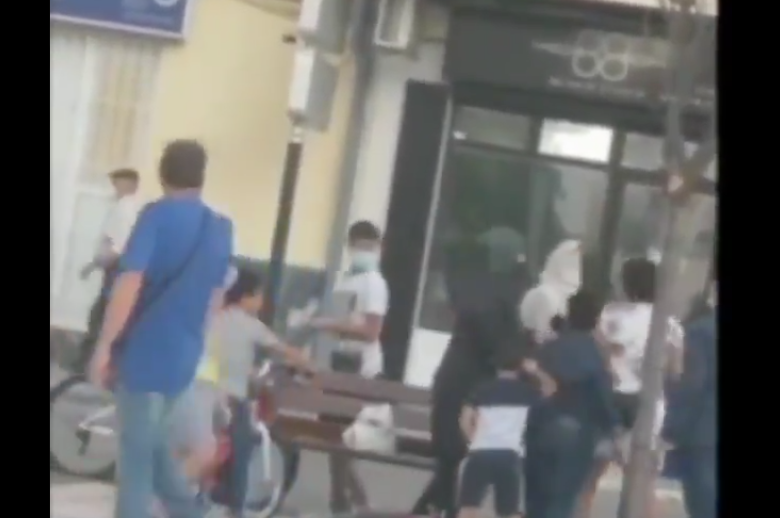 Una captura del vídeo en el que se ve la agresión.