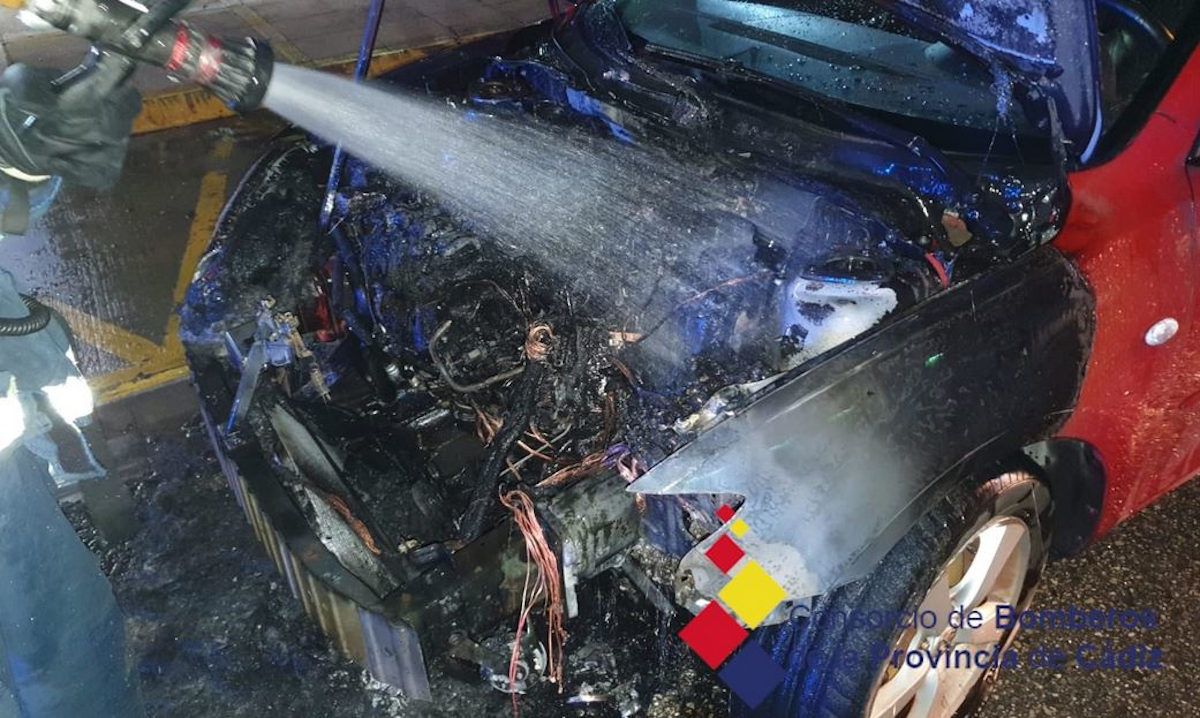 Un bombero realizando las labores de extinción en San Fernando. 