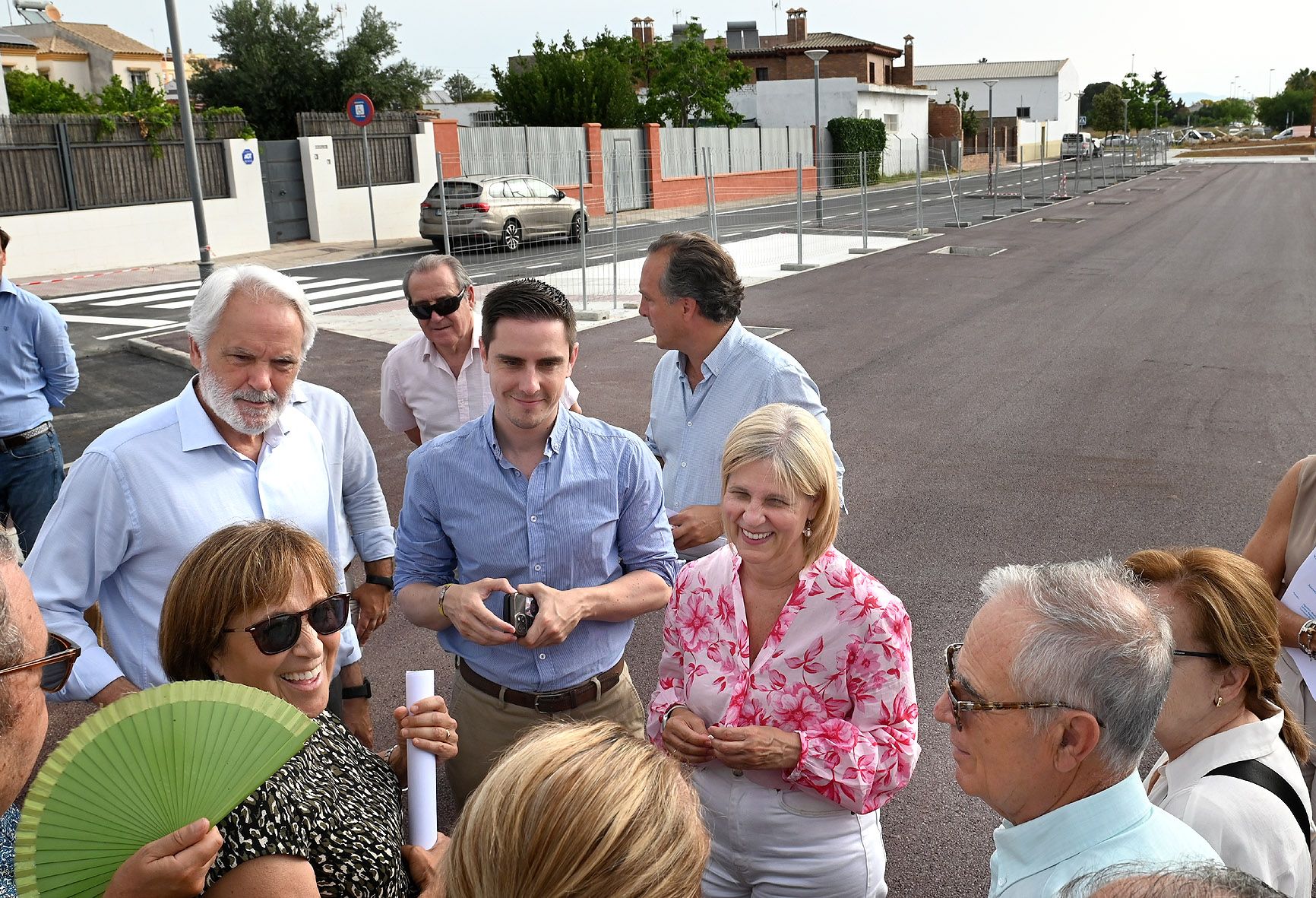 La alcaldesa y delegados junto a vecinos de Entrevías, visitando las obras. 