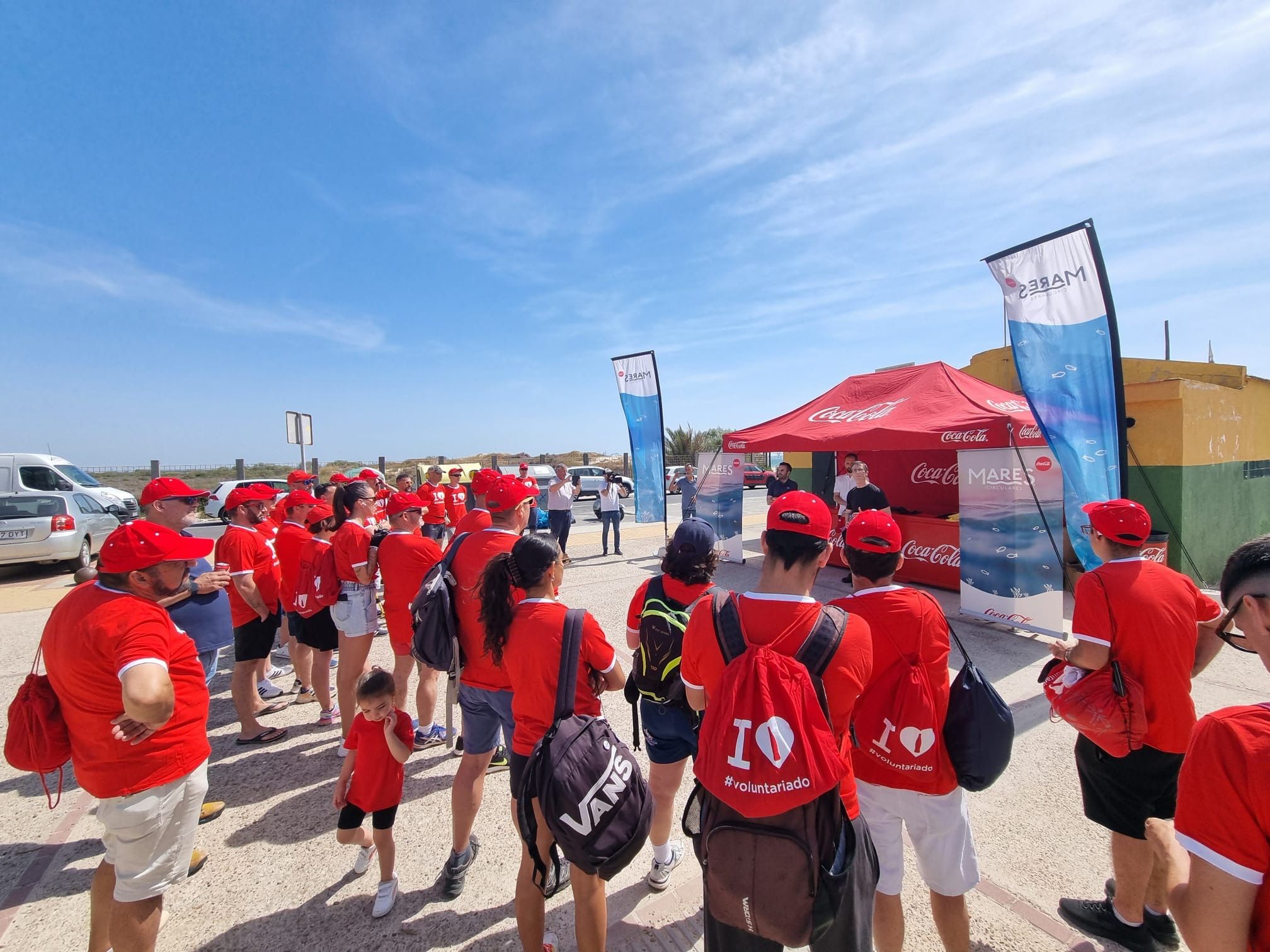 Los voluntarios de Mares Circulares en la playa de Valdelagrana.