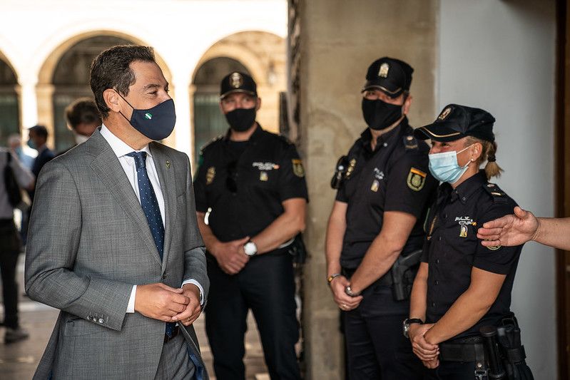 El presidente de la Junta, Juan Manuel Moreno, con agentes de Policía Nacional, en una imagen reciente.