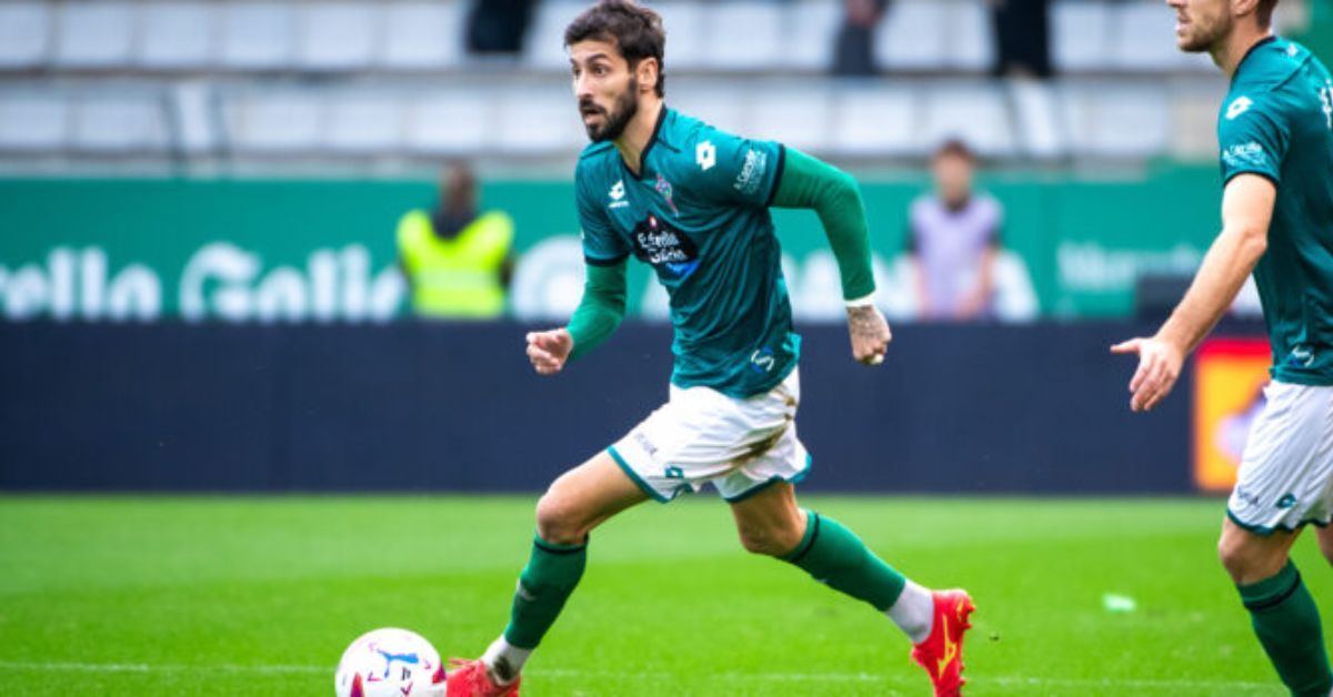 Álvaro Vadillo circula el balón en un partido del Racing de Ferrol.