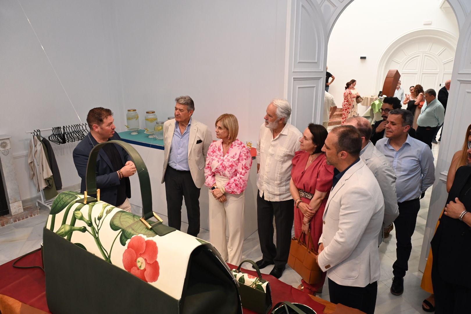 Organizadores y autoridades visitando la muestra de piel y vinos.