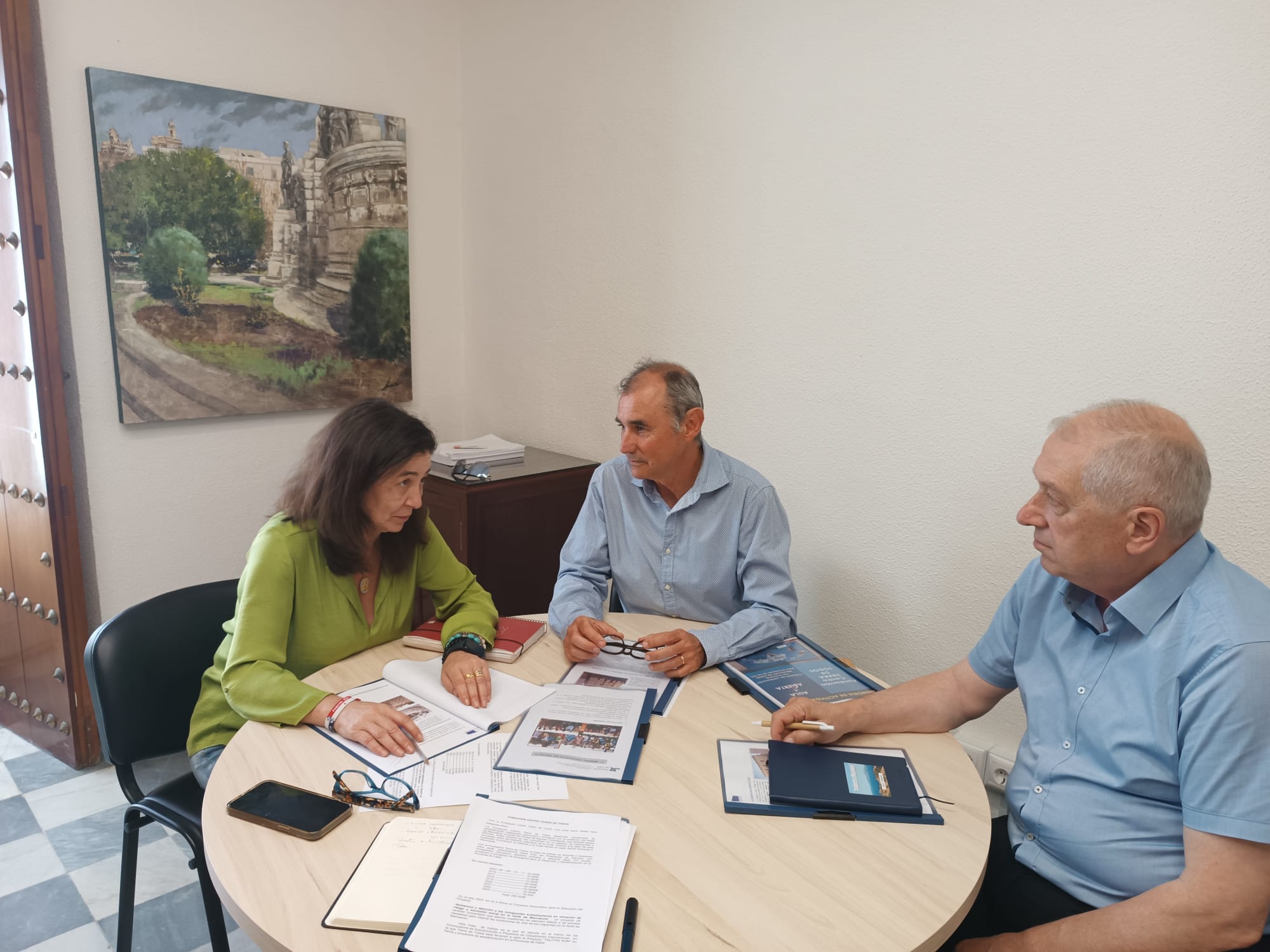 Ana Moreno con los representantes de Tierra de Todos.