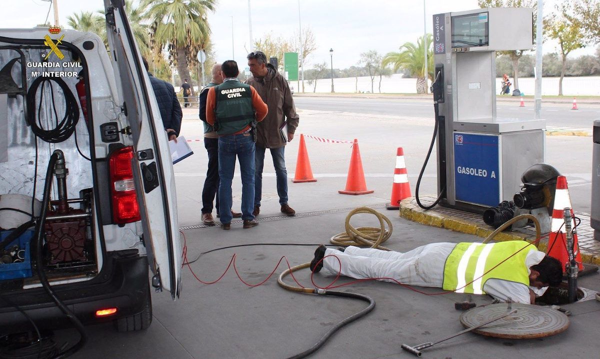 La Guardia Civil inspeccionando la gasolinera.