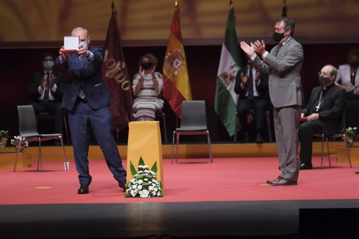 Alfonso Guerra recogiendo la medalla en el FIBES de Sevilla.