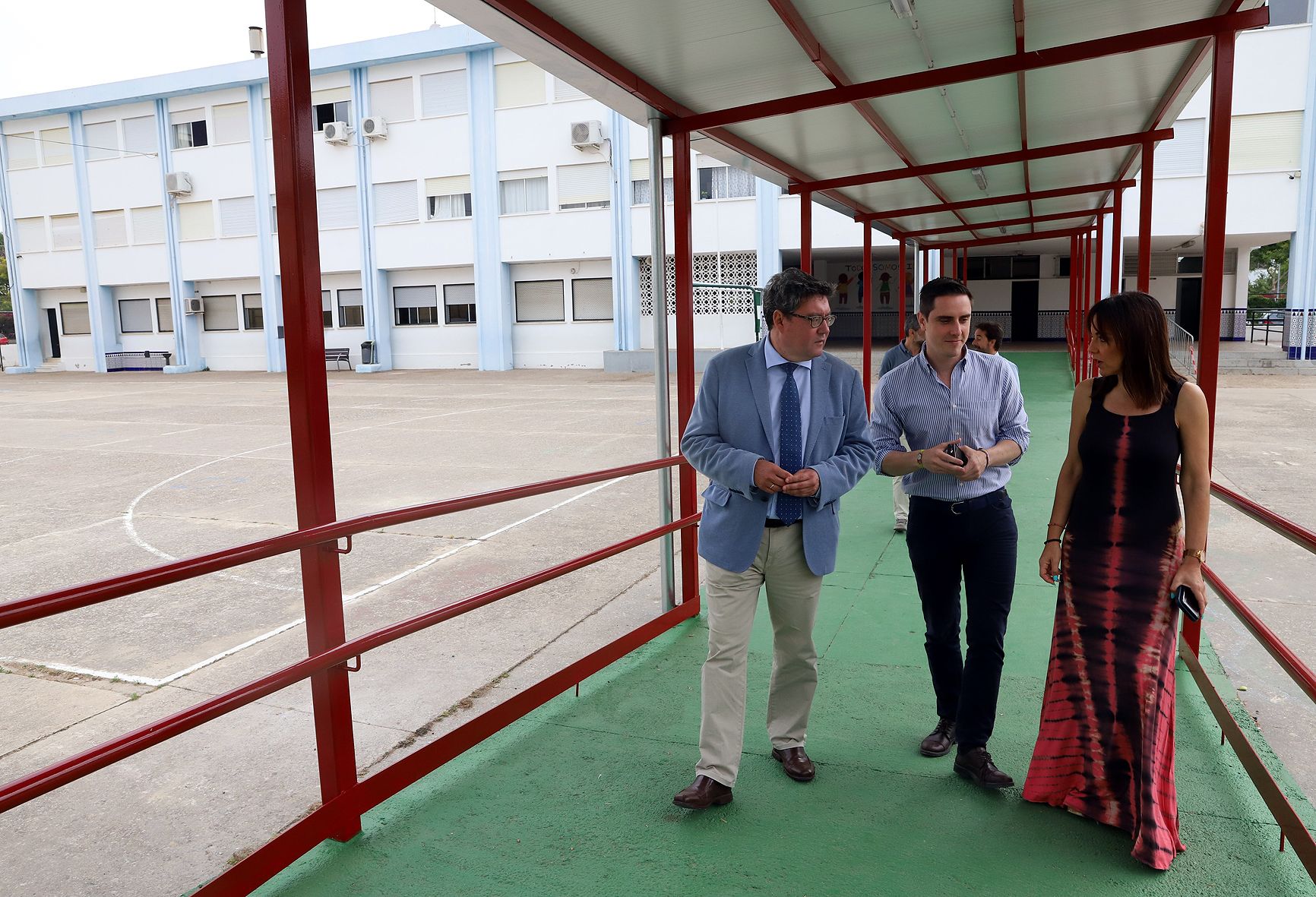 Espinar y Aparicio en la nueva pasarela del colegio Las Granjas.