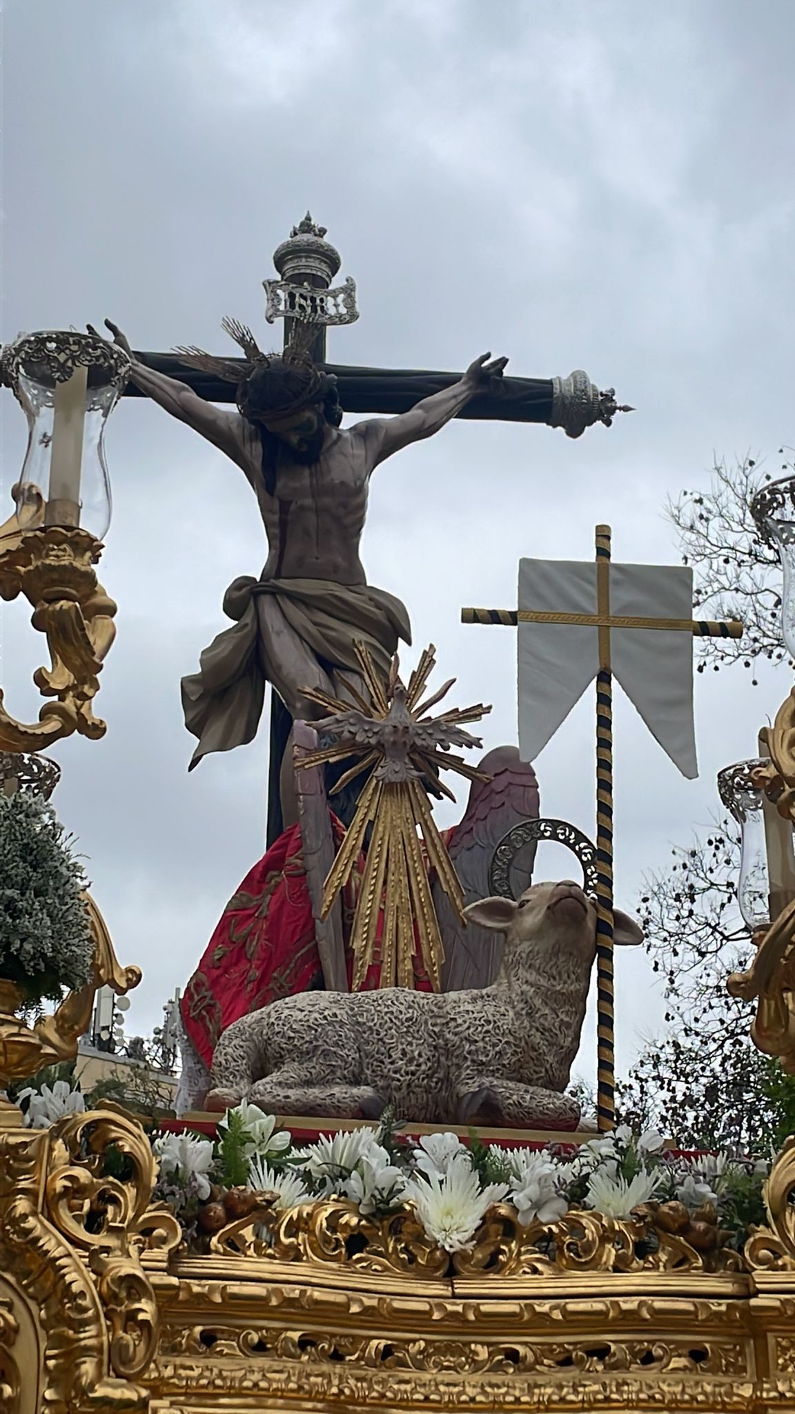 El paso con algunas de las novedades en su recorrido hacia la Catedral.
