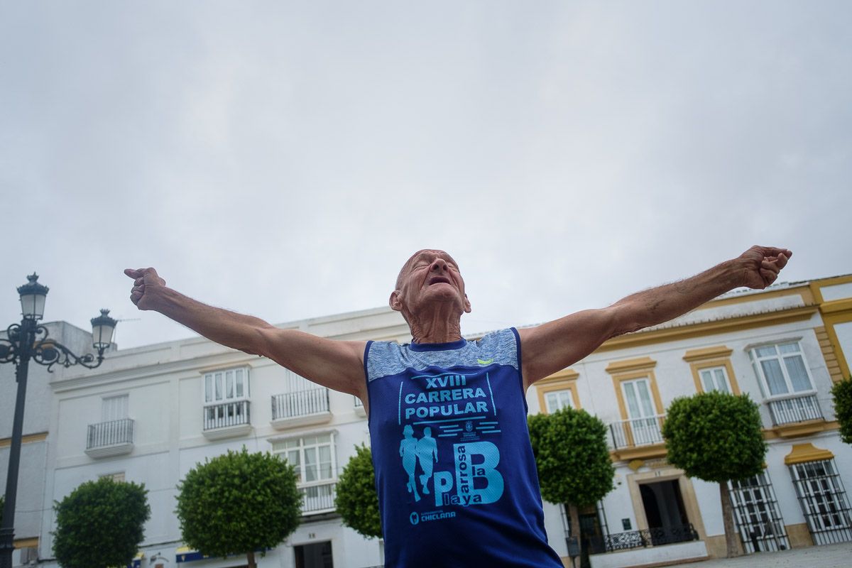 Manuel Bancalero 'El Sheriff', con los brazos abiertos en la plaza del Ayuntamiento de Medina. FOTO: MANU GARCÍA