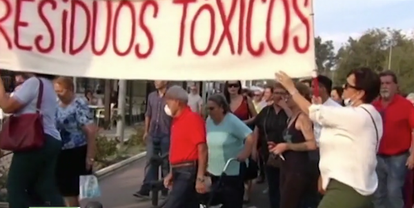 Vecinos de Coria, protestando por el estado de la gasolinera. IMAGEN: CANAL SUR