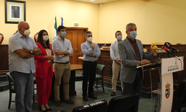 El alcalde de Lucena, Juan Pérez, con su equipo de gobierno, en rueda de prensa.