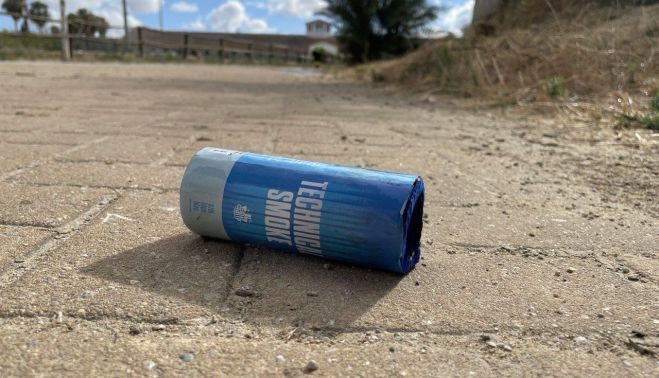 Una bengala de humo de color azul.