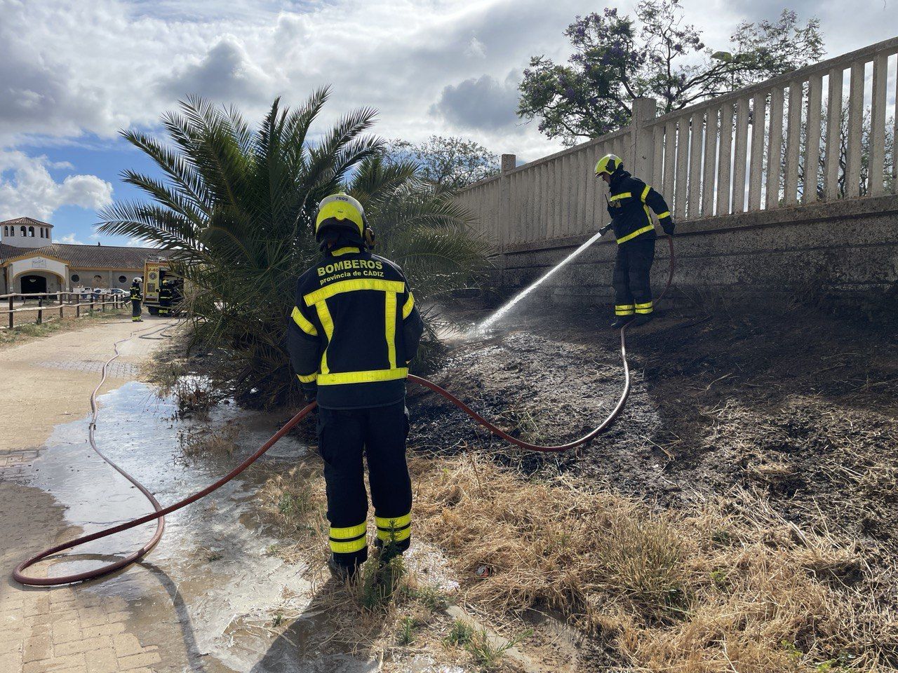 Bomberos apagan el fuego originado cerca de Chapín por una bengala.