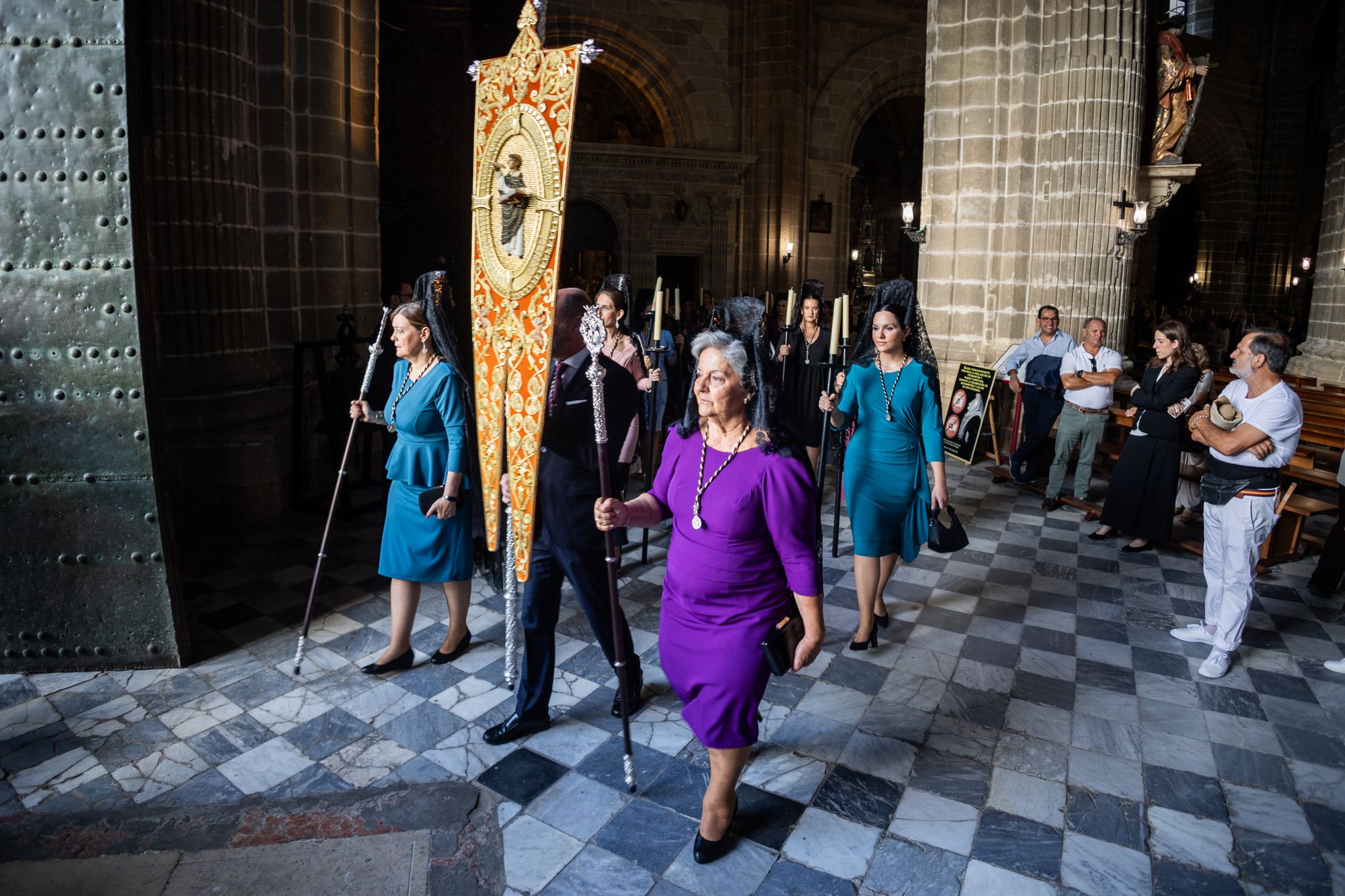 La Lanzada cierra en la calle sus 75 años