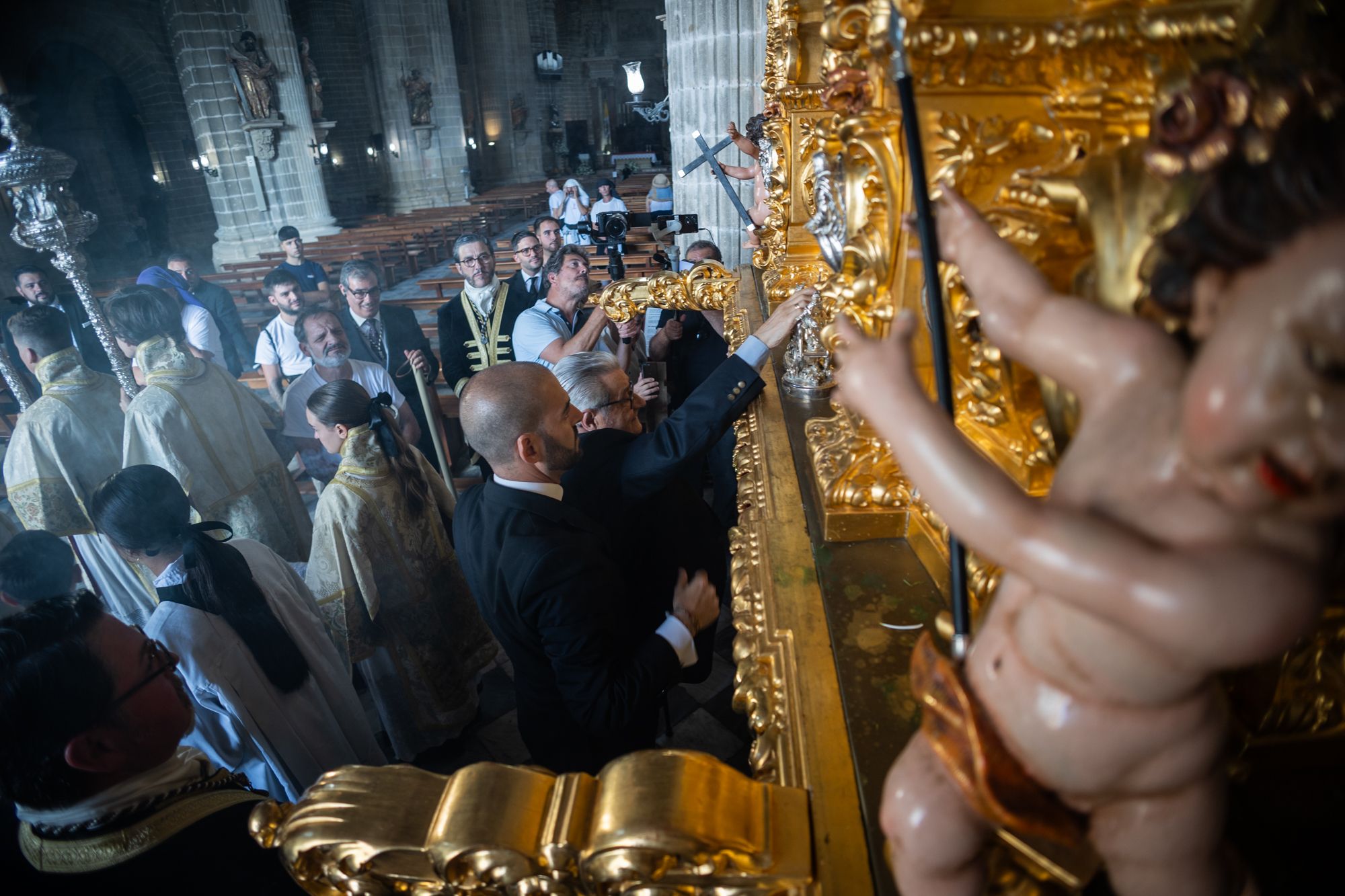 La Lanzada cierra en la calle sus 75 años
