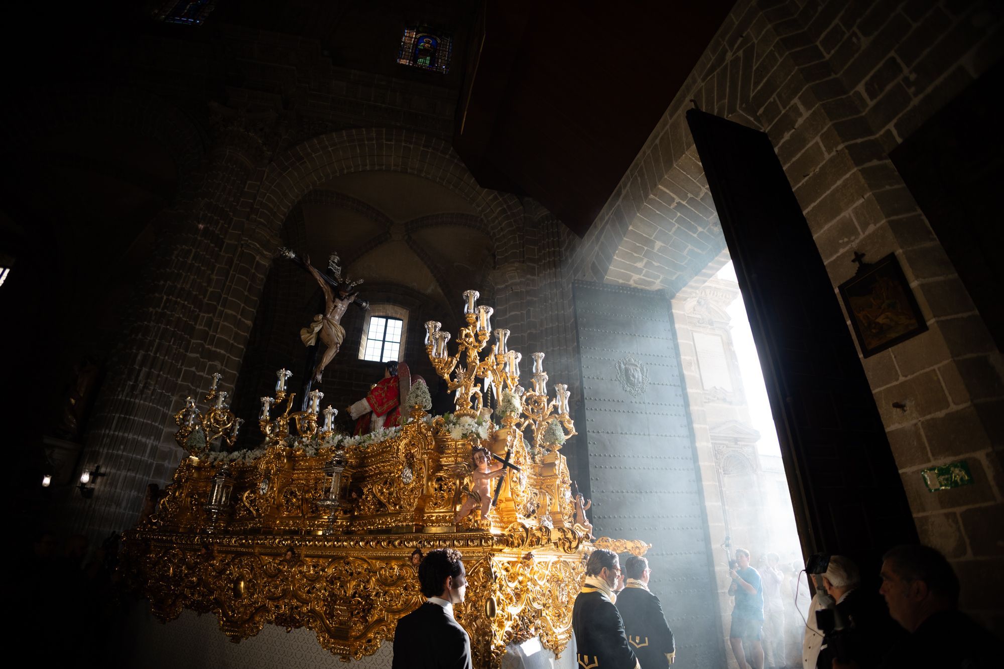 La Lanzada cierra en la calle sus 75 años