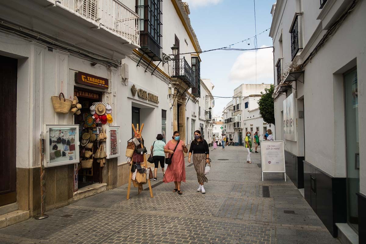 Varias personas pasean por las calles de Medina.