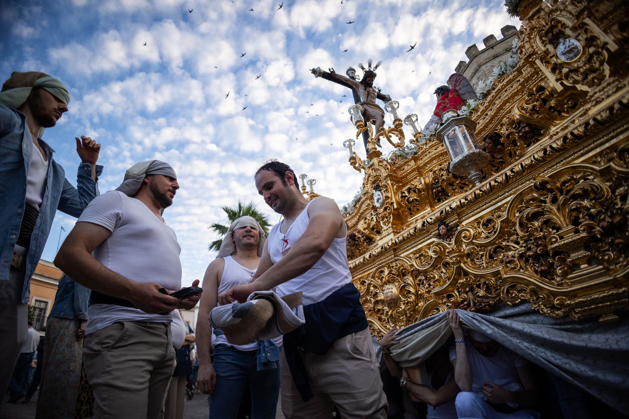 La Lanzada cierra en la calle sus 75 años