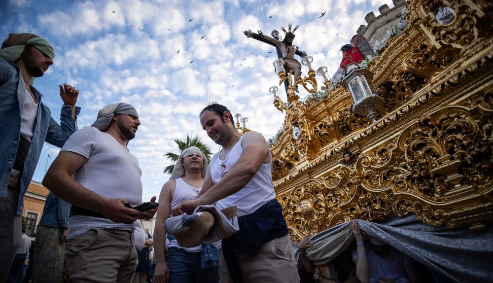 La Lanzada cierra en la calle sus 75 años