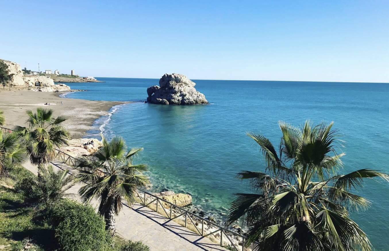 Zona de Málaga donde ha muerto un joven de 32 años al tirarse al mar desde un peñón.