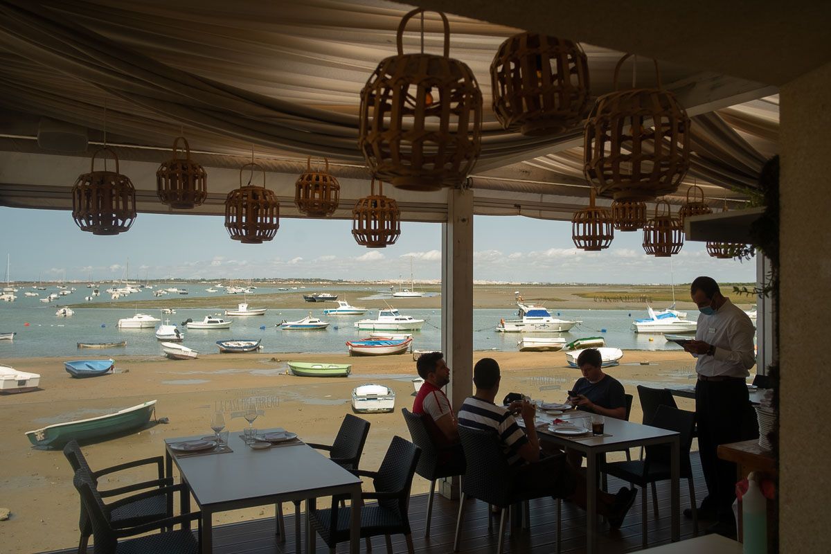 Un camarero atiende a unos clientes, en una imagen de archivo.