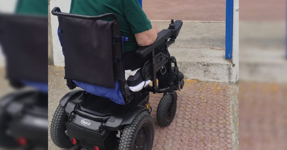 El escalón con el que se ha encontrado José para acceder al colegio electoral.