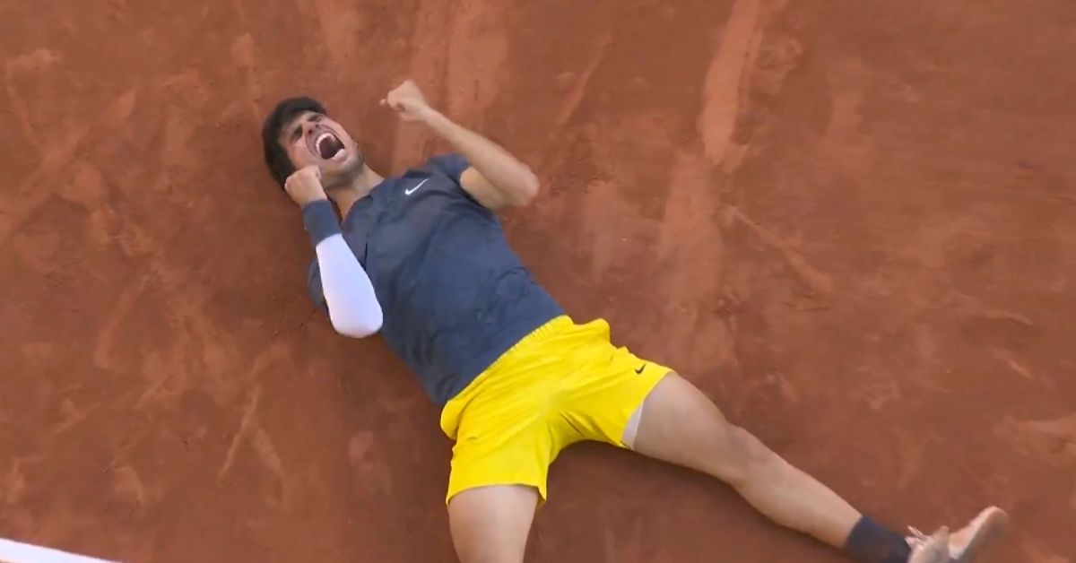 Carlos Alcaraz, celebrando su histórico triunfo sobre la tierra batida de Roland Garros.