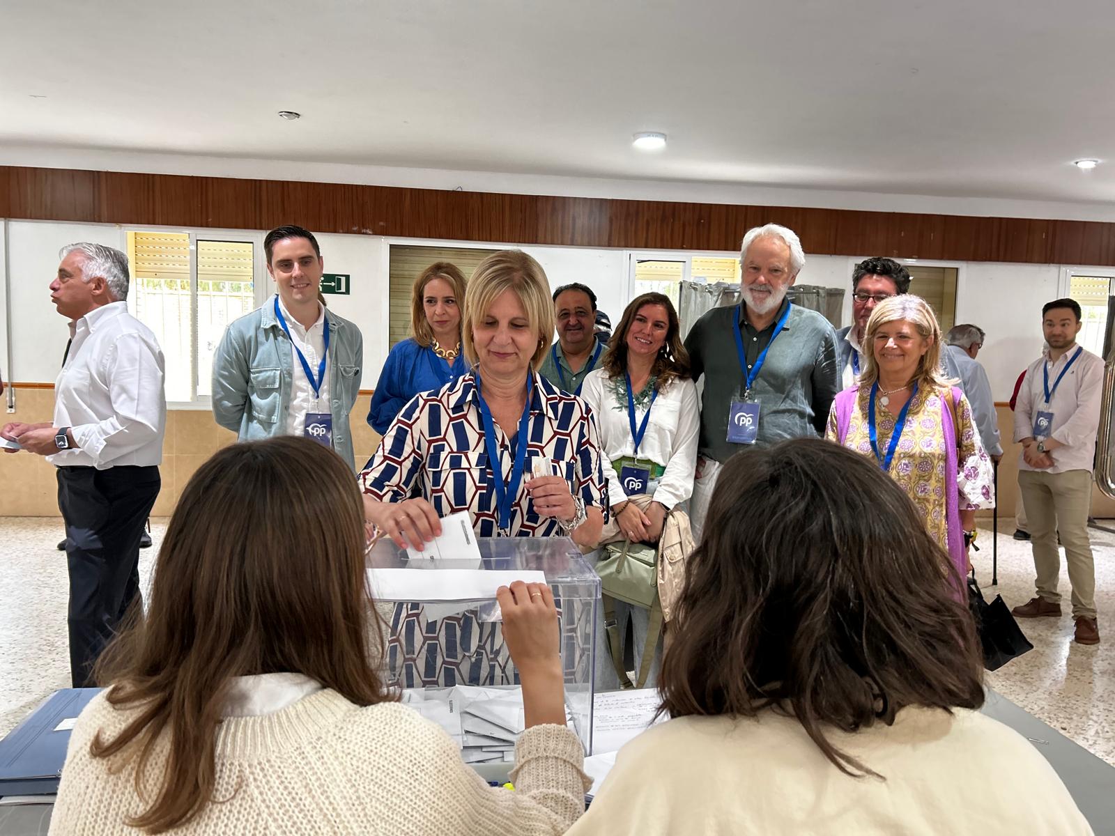 Pelayo, este domingo, ejerciendo su derecho al voto, rodeada de gran parte de su equipo en Jerez.