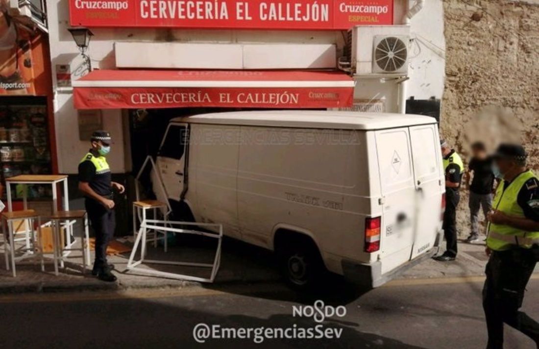 Estado en el que quedó el vehículo, prácticamente empotrado dentro del local. FOTO: Emergencias Sevilla