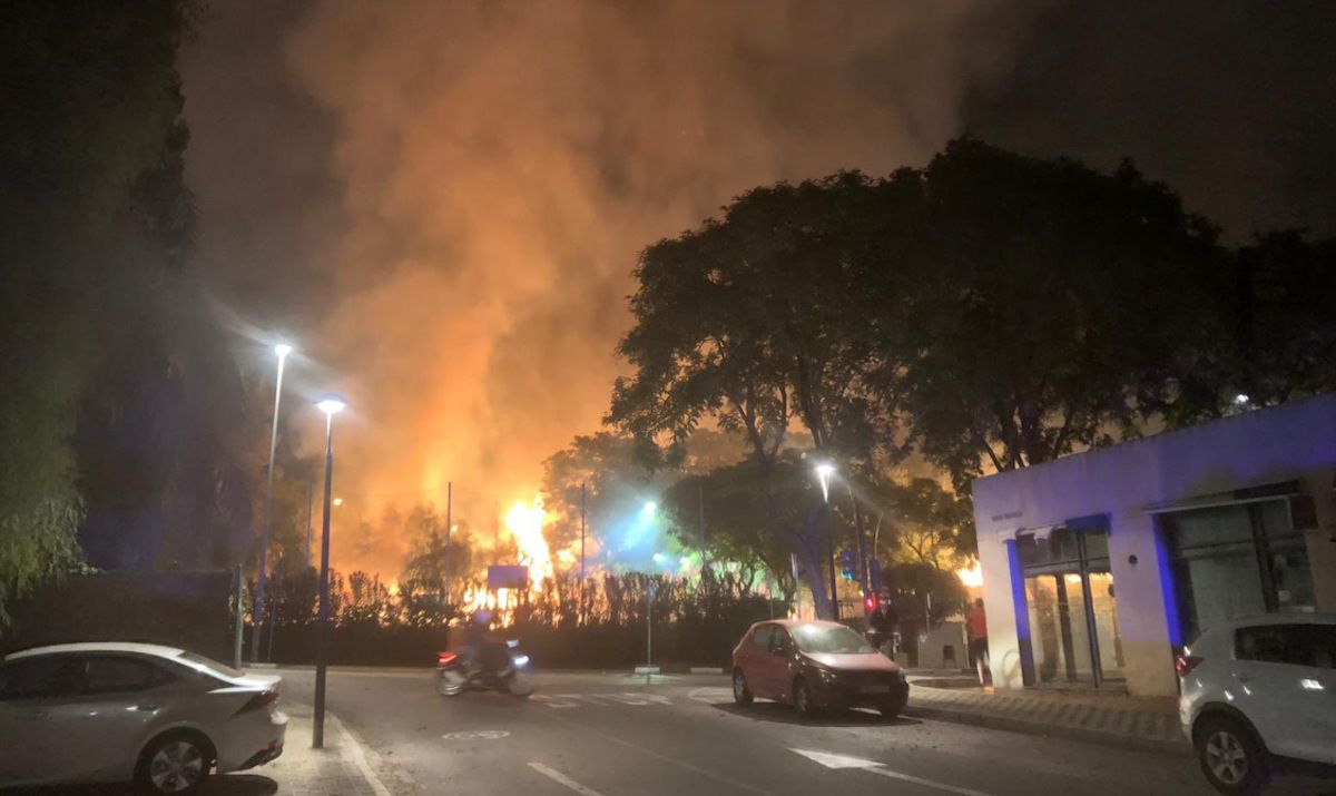Incendio en el municipio sevillano de Tomares.