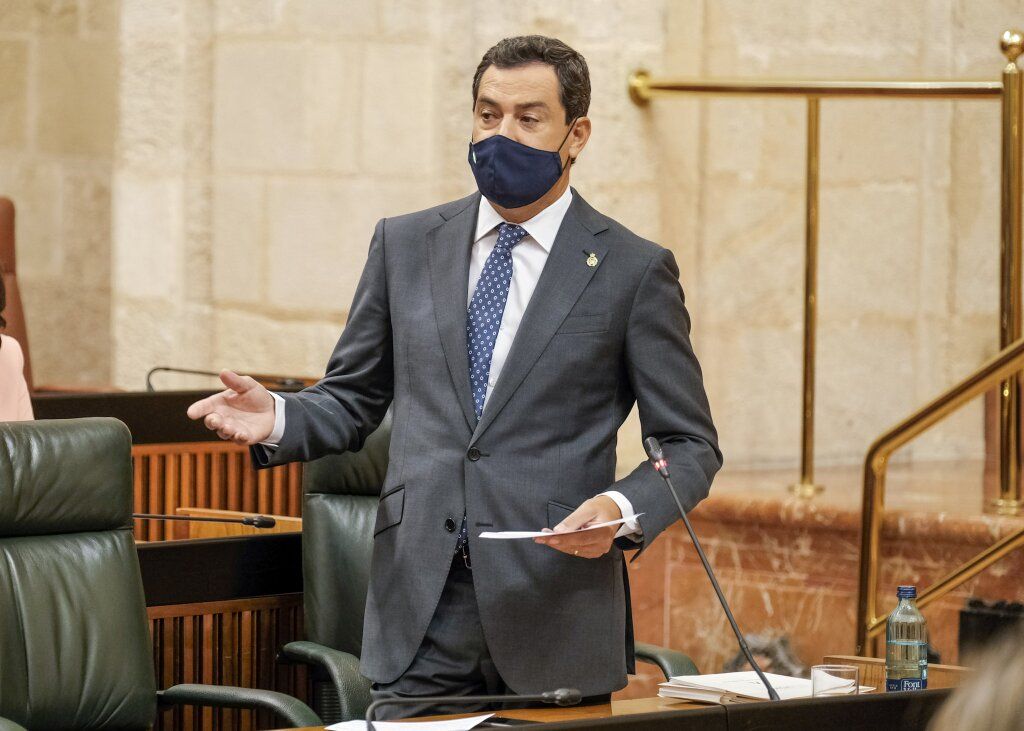 El presidente andaluz, Juan Manuel Moreno, en el Parlamento. 