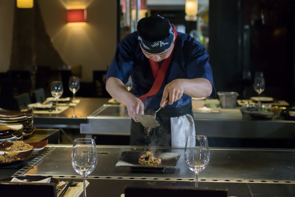 Elaboración de uno de los platos de Feng Shui, en una imagen de la web del restaurante en Chiclana.