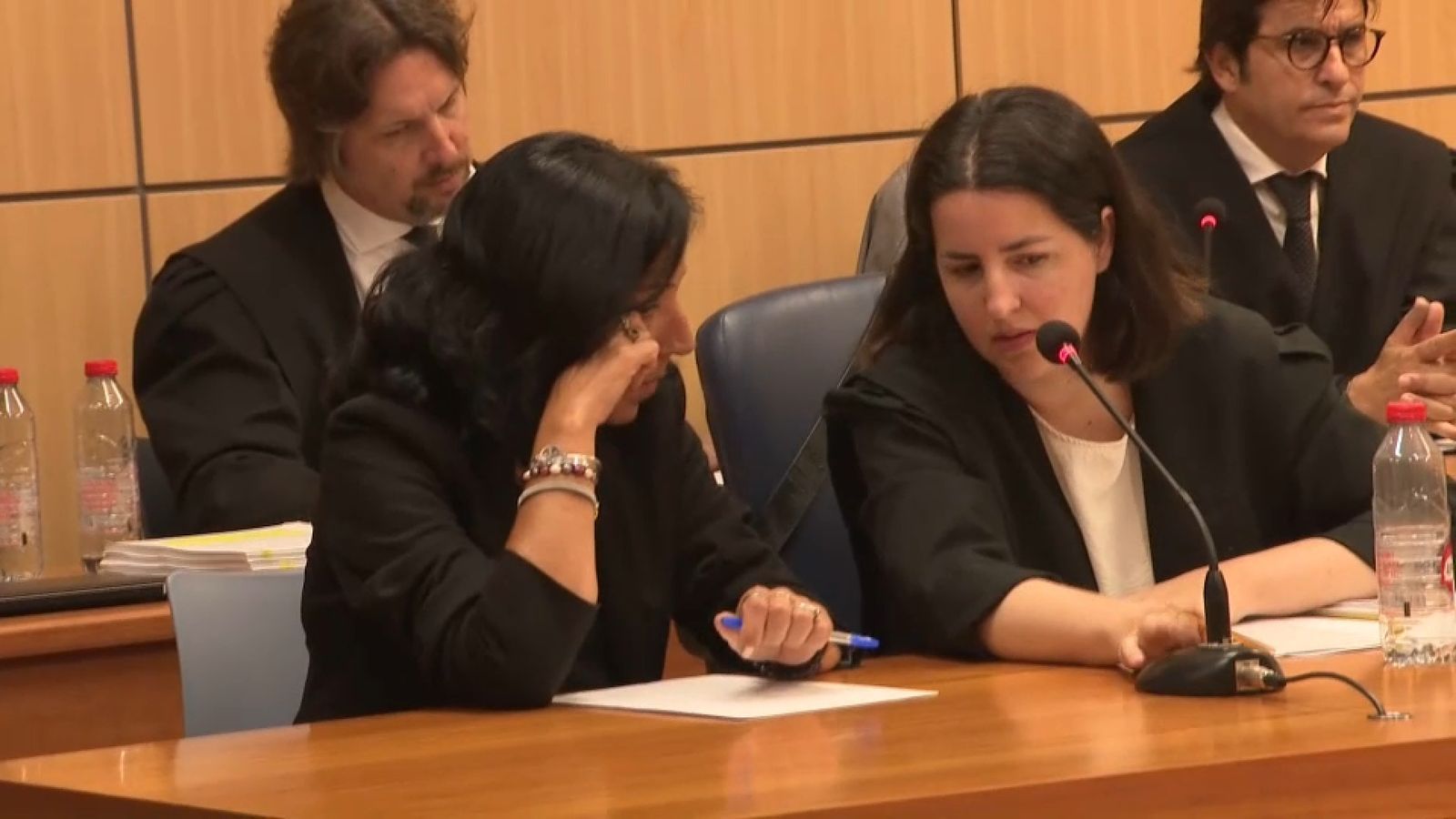 La acusada de asesinar con laxantes a su pareja junto a su abogada, este lunes en Valencia, en una imagen de À Punt NTC.